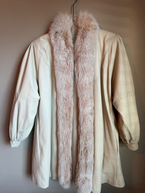 Cream leather and fox fur coat women size large in excellent condition. 3/4 le