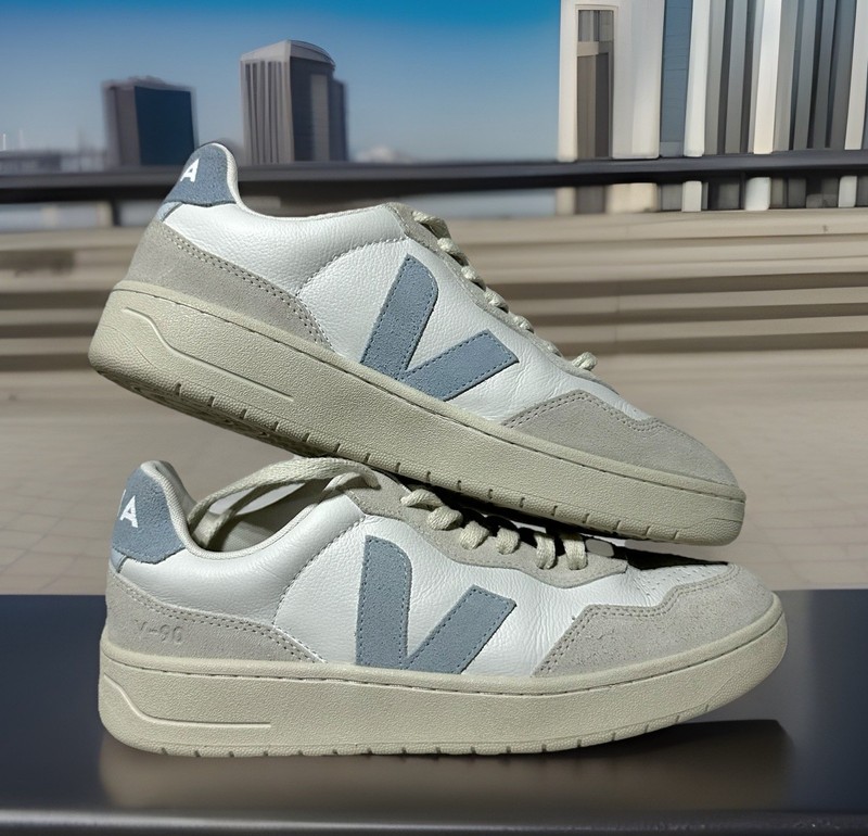 Women’s VEJA V-90 Suede Leather Sneakers White/Blue Low Top Size 8 EUC