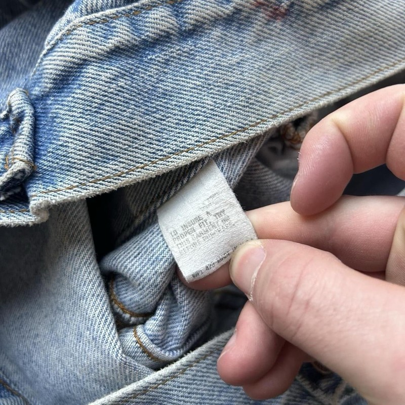 80s vtg Levi’s type 3 light-wash blue denim trucker jacket L gallery