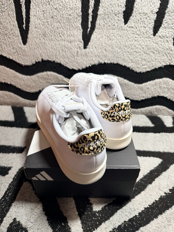 adidas Advantage Woman’s Low Top Leather Sneakers White Leopard 9.5W gallery