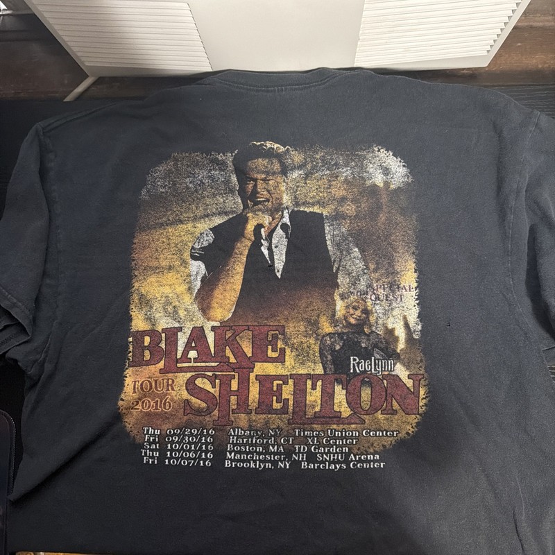 2016 Blake Shelton Men’s T-shirt Short Sleeve Size Xl – Faded In Very Worn Con.