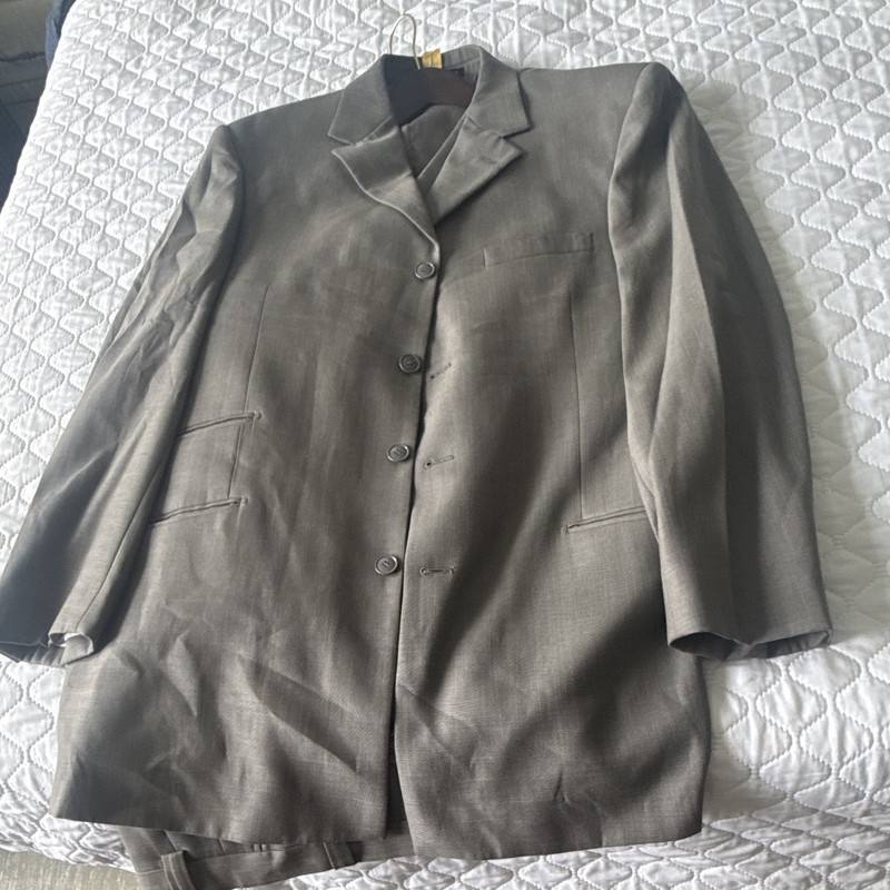 Giorgio Ferraro 2-Piece Gray Herringbone Suit 42R 36W Regular Fit