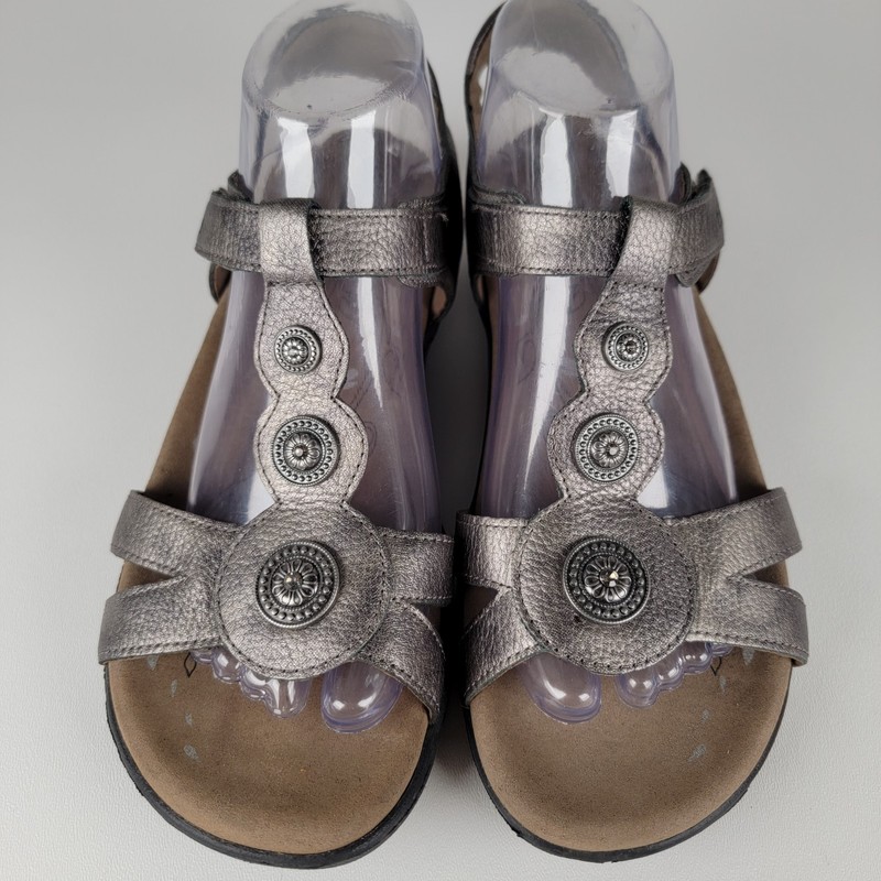 Taos Treasure 2 Womens Sandals Size 9 Metallic Pewter Leather T Strap Medallion