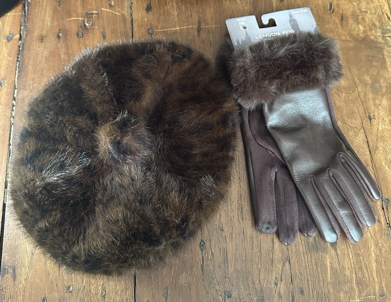 Accessory Set / Faux Fur Barrette/ Gloves touchscreen gallery