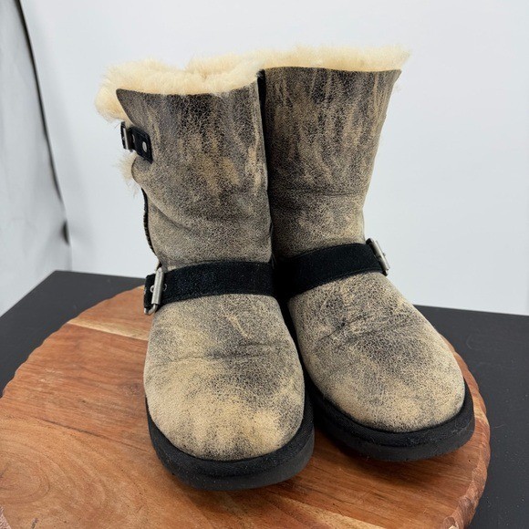 UGG Dylyn BJB Buckle Short Boots Black Tan 1001202 Sz 6 gallery