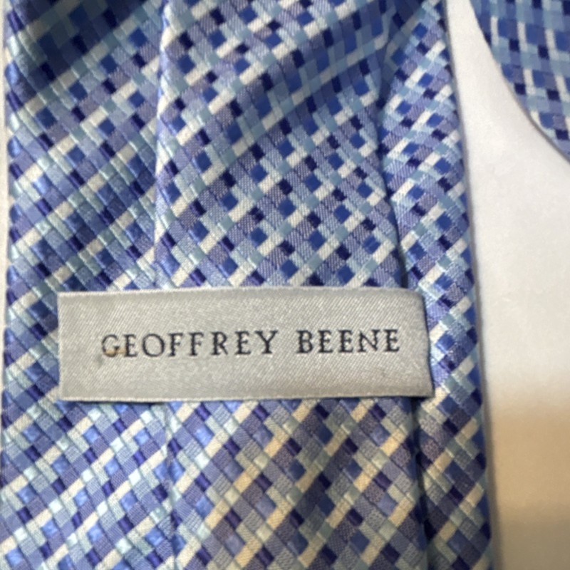 Geoffrey Beene Blues & White Geometric 100% Silk Handmade Men's Tie gallery