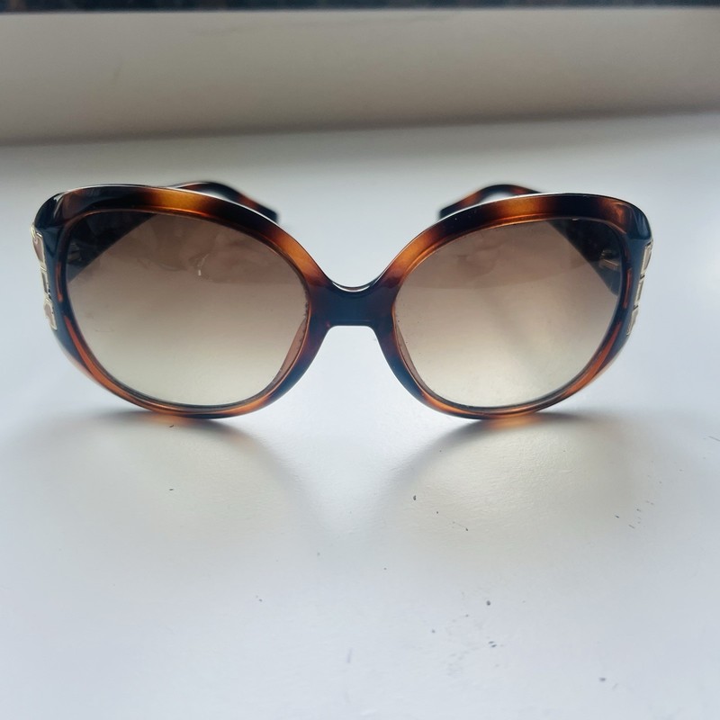 Ferragamo tortoiseshell sunglasses with gold detailing #luxury #sunglasses