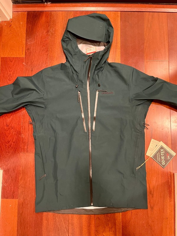 Patagonia Men’s Triolet Jacket – Goretex – Cascade Green – Medium – rain or snow