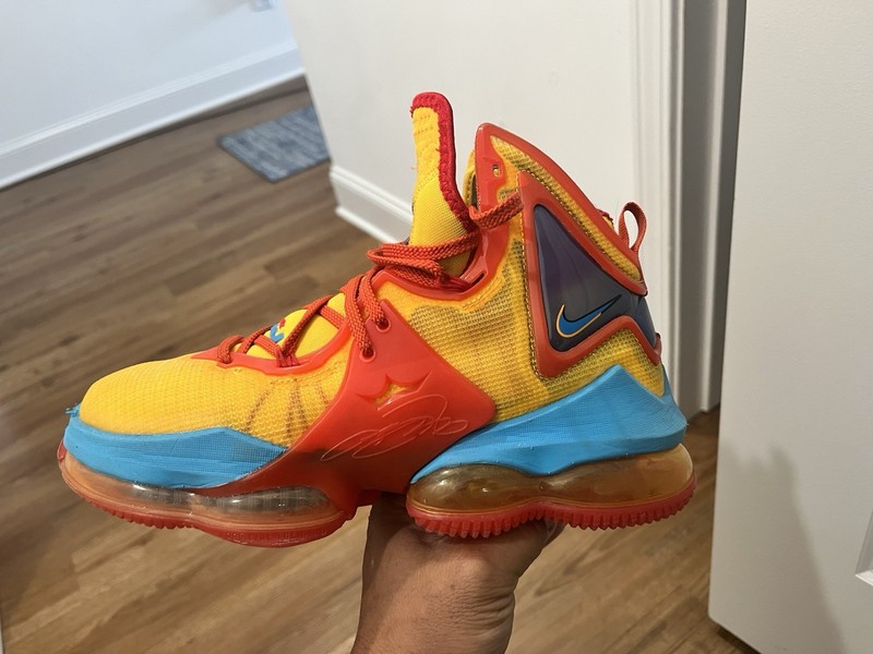 Nike LeBron 8 Men’s Mid Top Basketball Sneakers Lace-Up Rubber Sole Multi