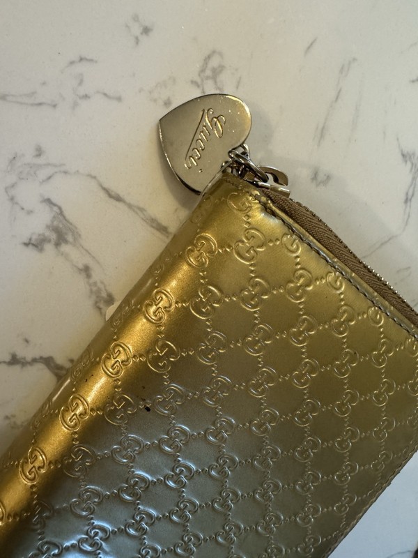 Gucci Gold Logo Zip-Around Wallet Heart Zipper Pull (Broken zipper pull) gallery