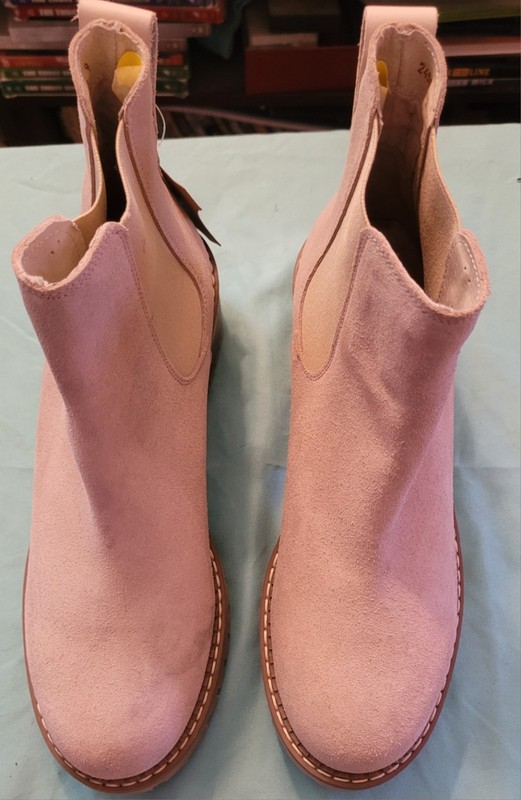 BERTUCHI Lug Sole Chelsea Suede Beige Boots 24501 Women’s Size 9