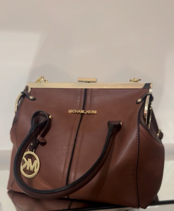 Michael Kors Dillon #30H5SXDS7T Leather Satchel Purse Top Zip EW Corner Frame