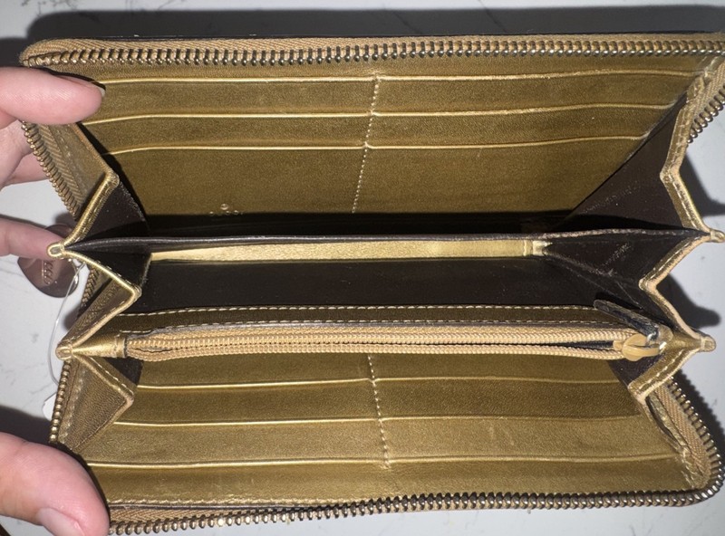Gucci Gold Logo Zip-Around Wallet Heart Zipper Pull (Broken zipper pull) gallery