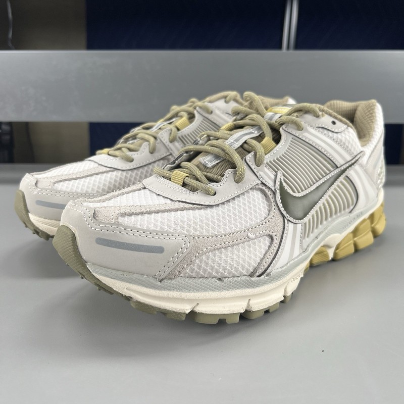 Size 7.5 – Nike Air Zoom Vomero 5 Light Bone Olive
