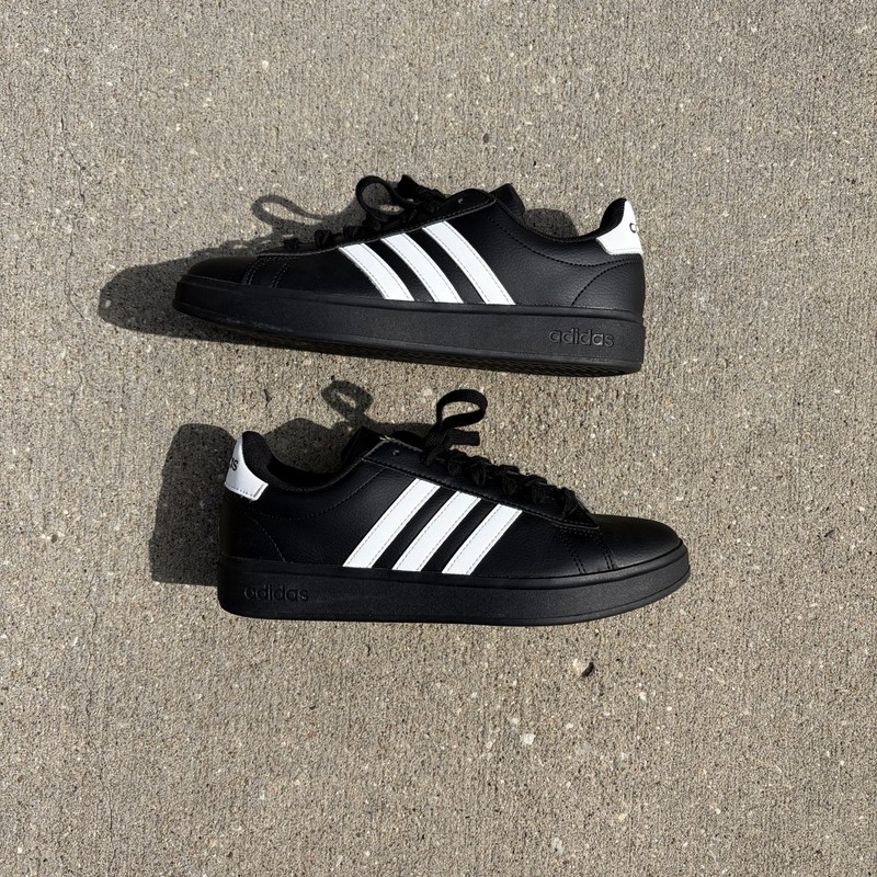 adidas Men’s Low Top Athletic Sneakers Black/White Mens 7 .5 M/9W