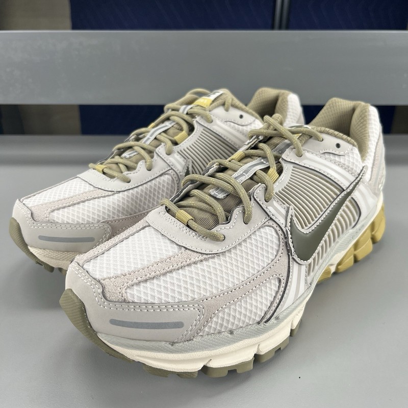 Size 9 – Nike Air Zoom Vomero 5 Light Bone Olive