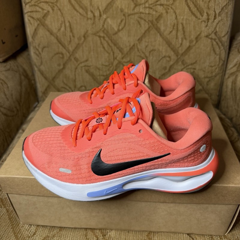 Nike Journey Run Magic Ember Bright Crimson/Hyper Women’s US 7.5 FJ7765-801.