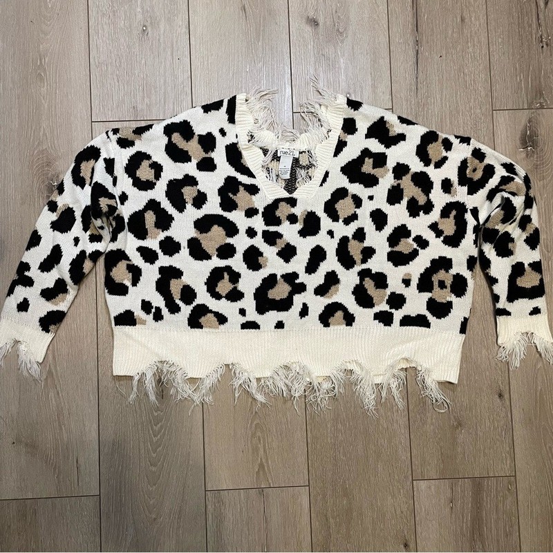 Rue 21 Leopard Print Distressed V-Neck Cropped Sweater Women’s Size Medium