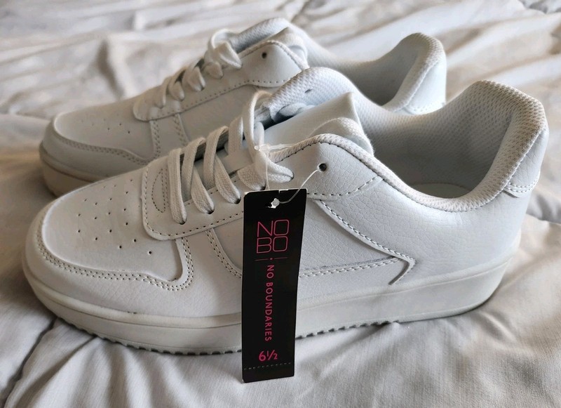 No boundaries Memory Foam Woman’s White Shoes PU Platform Size 6.5 NEW