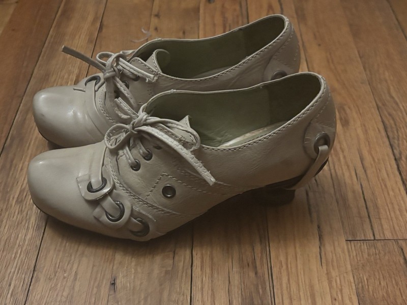 Lace-Up Eyelet Leather Pumps Beige EU36 Closed Toe Kitten Heel Women