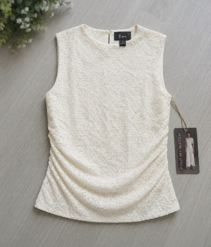 B.WEAR Women’s M Ivory Floral Lace Round Neck Keyhole Ruched Button Top SL