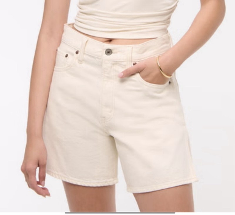 Abercrombie & Fitch High Rise Loose Denim Shorts White 28” waist, 6″ Inseam