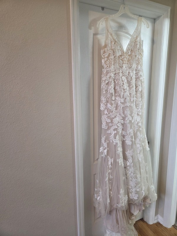 Ivory Lace V-Neck Sleeveless Column/Sheath Full-Length Wedding Dress gallery