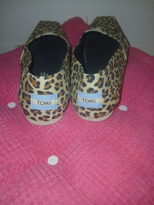 women’s toms ( leopard print)