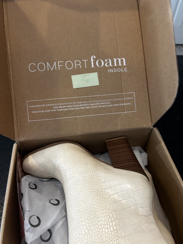 New Journee Collection Brekinn Booties Ivory Croc Embossed Block Heel Size 7.5 gallery