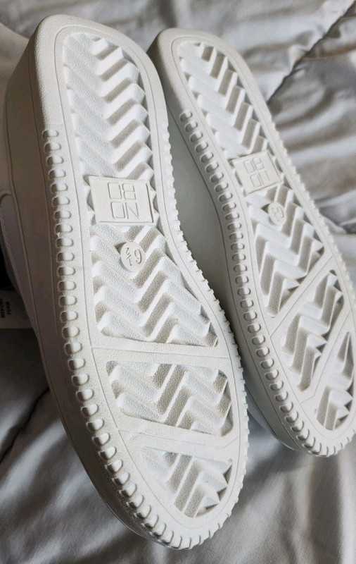 No boundaries Memory Foam Woman’s White Shoes PU Platform Size 6.5 NEW gallery