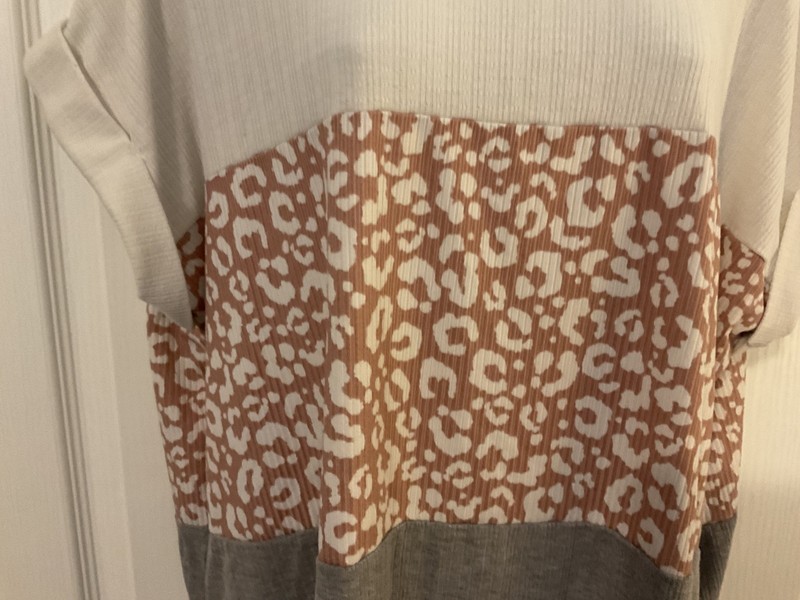 Women's ABOVE AND BEYOND Beige & Gray Short Sleeve Shirt Size 3X -B32 gallery