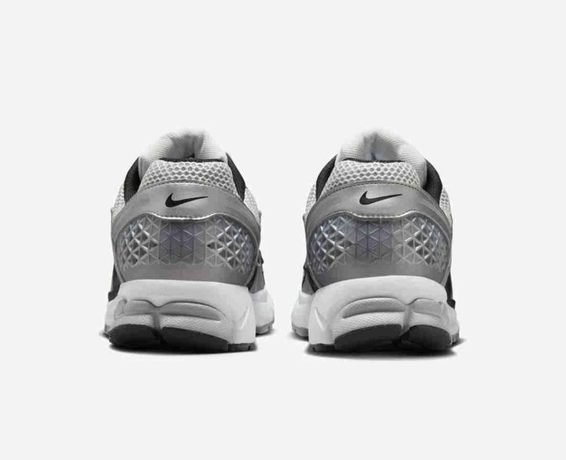BRAND NEW Nike Air Zoom Vomero 5 Metallic Silver Black Mens Size 11 Sneakers gallery