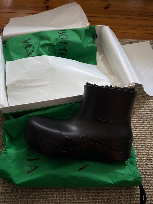 Bottega Veneta Black Puddle Shearling Boots with a furry lining 45 11 NEW NEW