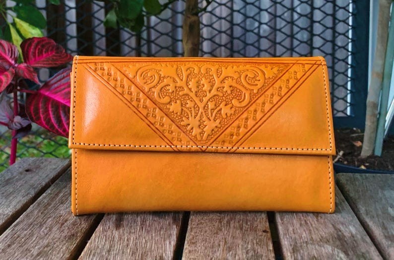 Multi-pocket wallet in genuine leather with magnetic closure gallery