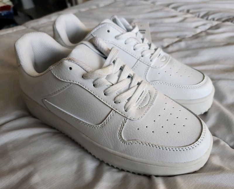 No boundaries Memory Foam Woman’s White Shoes PU Platform Size 6.5 NEW gallery