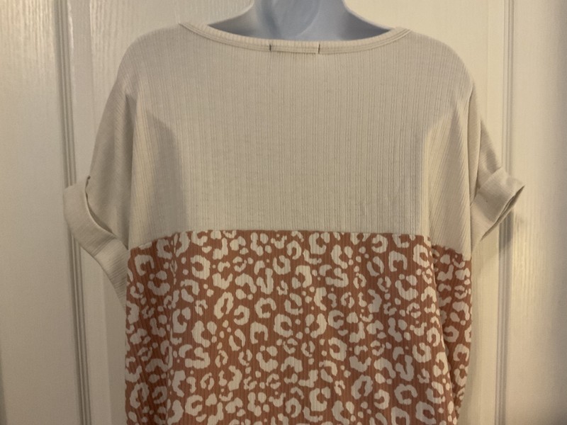 Women's ABOVE AND BEYOND Beige & Gray Short Sleeve Shirt Size 3X -B32 gallery