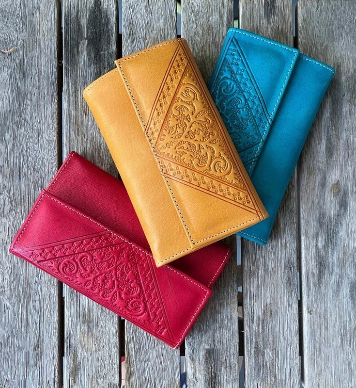 Multi-pocket wallet in genuine leather with magnetic closure gallery