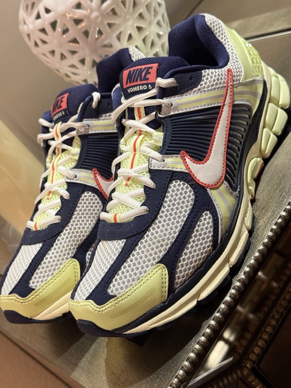 Nike Vomero 5 Mens Size 10.5 Used Running Shoes NY NYC Knicks Walking Sneakers