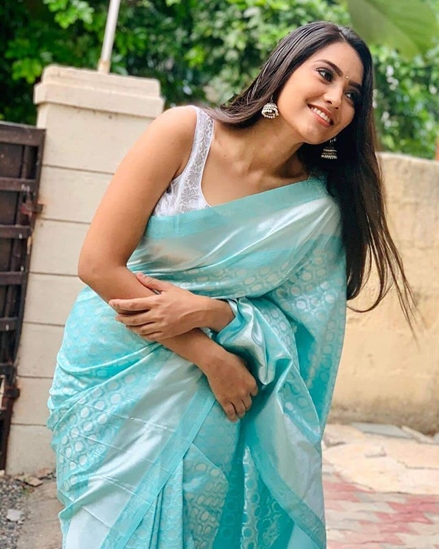 Women Kanjivaram Soft Lichi Silk Saree With Blouse Piece