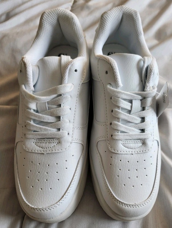 No boundaries Memory Foam Woman’s White Shoes PU Platform Size 6.5 NEW gallery