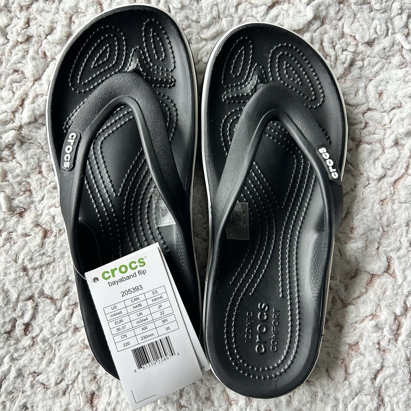 NEW (6) Women’s Bayaband Black and White Crocs Flip Flops