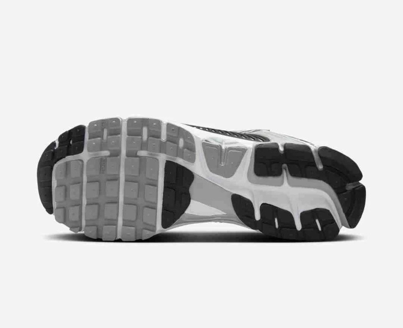 BRAND NEW Nike Air Zoom Vomero 5 Metallic Silver Black Mens Size 11 Sneakers gallery