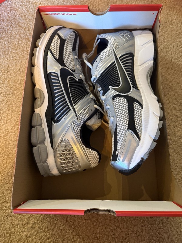 BRAND NEW Nike Air Zoom Vomero 5 Metallic Silver Black Mens Size 11 Sneakers gallery