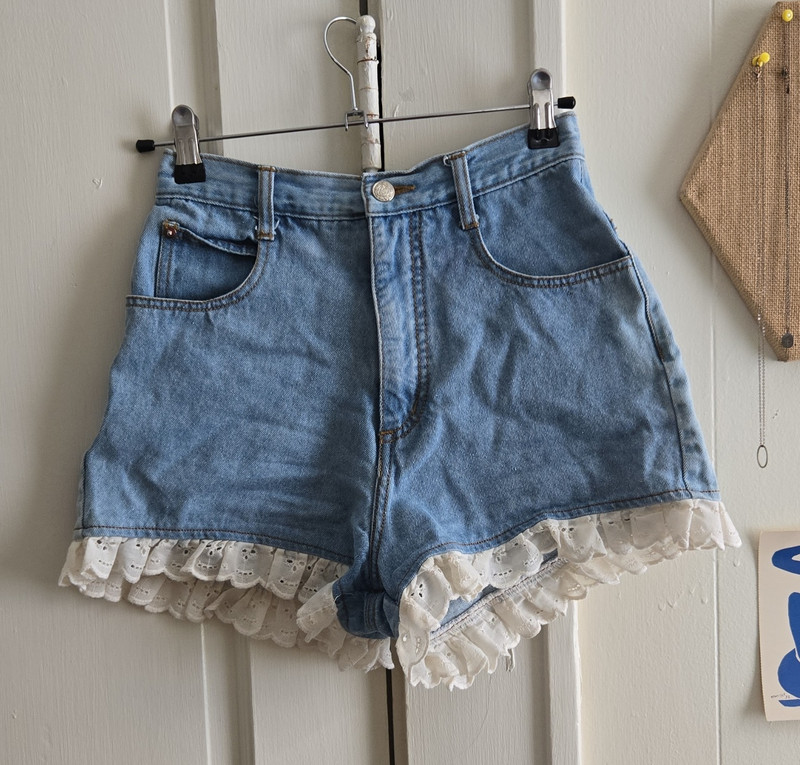 Vtg Concepts & Design Women’s Light Wash High Rise Lace Trim Denim Shorts 7
