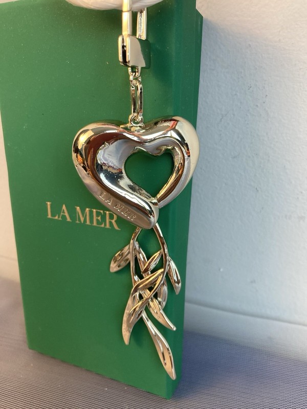 New in Box La Mer Crème Cream GWP Metal Keychain / Key Ring / Purse Charm Heart gallery