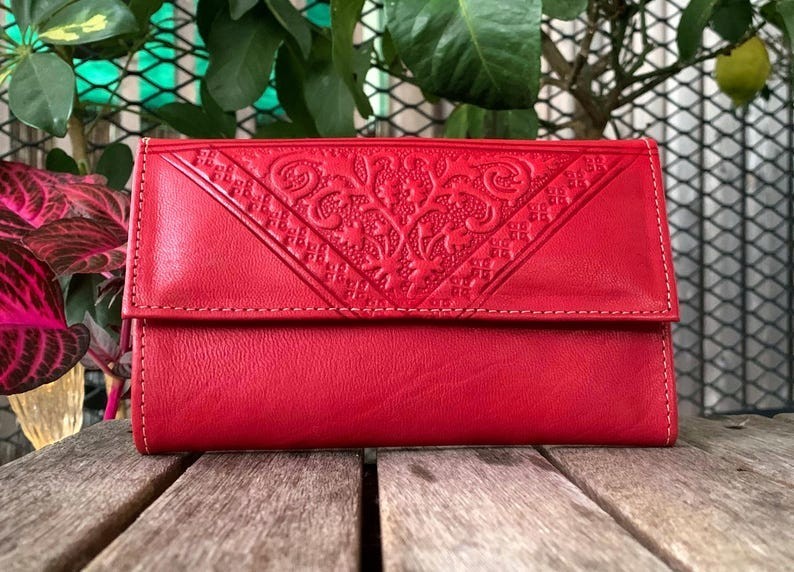 Multi-pocket wallet in genuine leather with magnetic closure