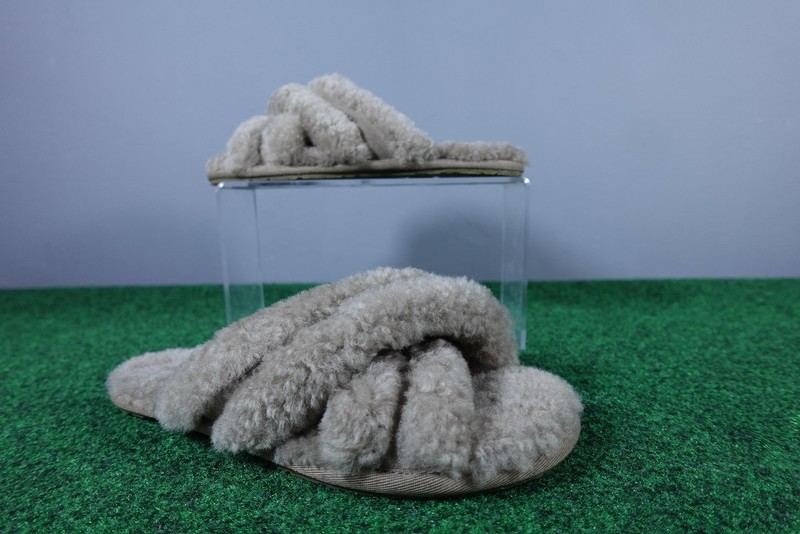 UGG Shearling Slide Slipper Shoes Womens Size 7 Beige Fuzzy Cross Strap Cozy