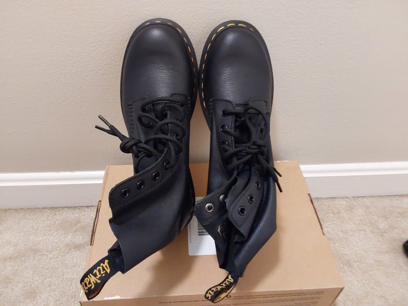 Dr. Martens Black Leather Ankle Boots Lace-Up Round Toe Unisex US 9 EU 41 gallery