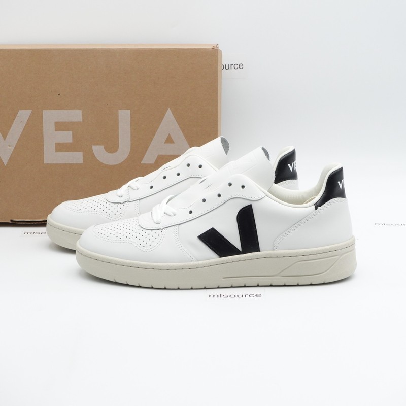 Size 10 Women’s / 8 Men’s / 41 EUR Veja V-10 Leather Sneakers VX0200005A410