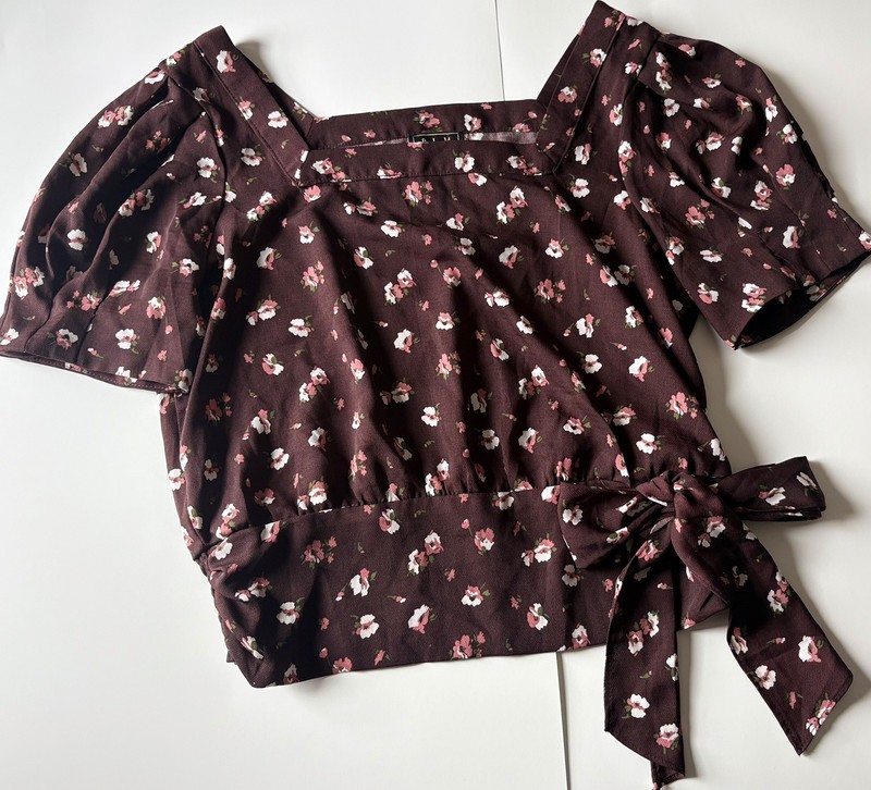 Women’s Lily White Burgundy Flower Print Blouse Size medium